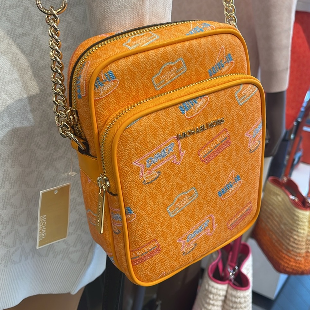 MICHAEL KORS
J Set Md Printed Signature Logo Crossbody NS CHAIN XBODY
POP ORANGE - Picture 16 of 16